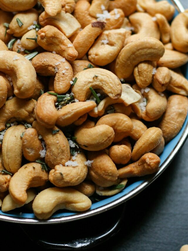 12 Surprising Benefits Of Eating Cashews Daily